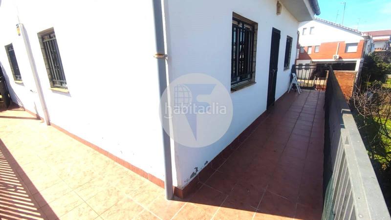 Foto 0081f084-6d90-4508-a3dd-adfb5229e411. Casa amb calefacció aparcament a Can Parellada Terrassa