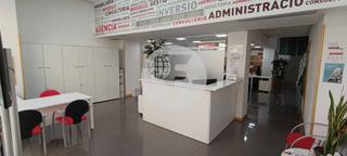 Location Local commercial dans Ca n'Aurell. Se ofrece en alquiler este espacioso local comercial de 190m ubi