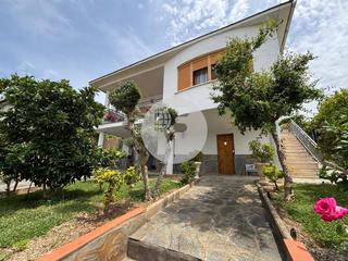 Casa aparellada a Cànoves i Samalús. Exclusiva vivienda unifamiliar con jardín, piscina y máxima priv