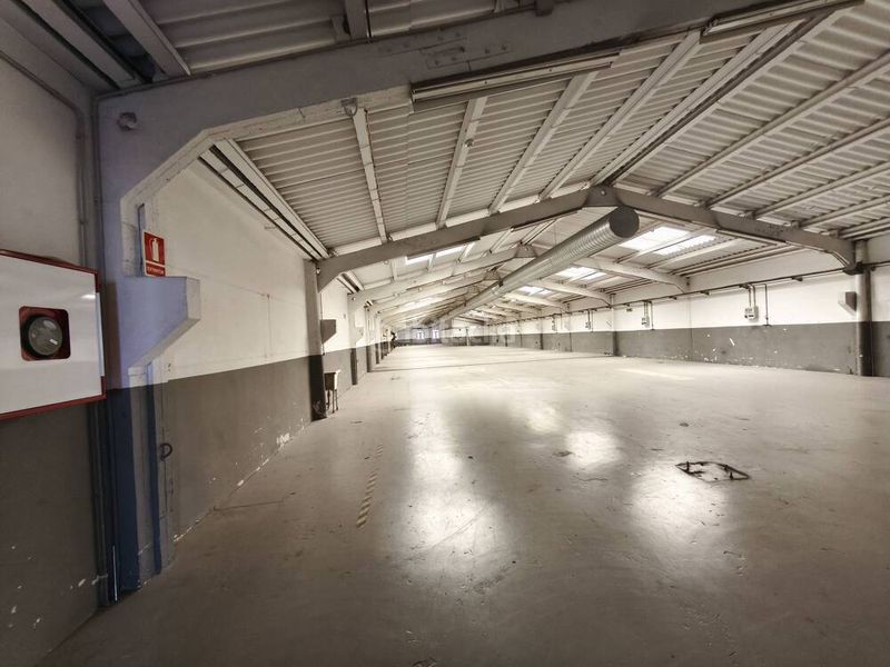 Foto b08993fd-2216-4899-8af2-a65d796ec201. Affitto capannone industriale in Almeda - El Corte Inglés Cornellà de Llobregat