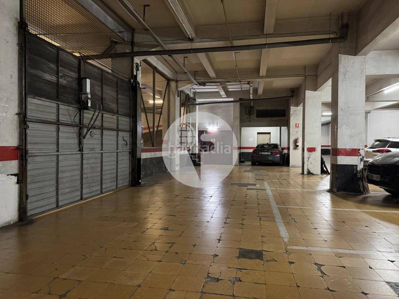 Foto 0ec99d76-a731-4824-87a4-f92811d13475. Parking voiture dans Raval Barcelona