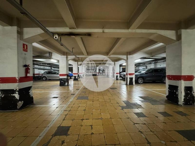 Foto 1d0e9161-d3a8-417d-aa9f-bb71a90f3904. Parking voiture dans Raval Barcelona