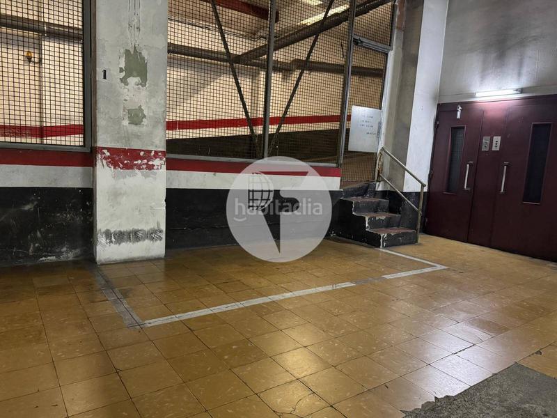 Foto 28c94f3e-3f26-4d37-88e8-c9faede0ae82. Parking voiture dans Raval Barcelona