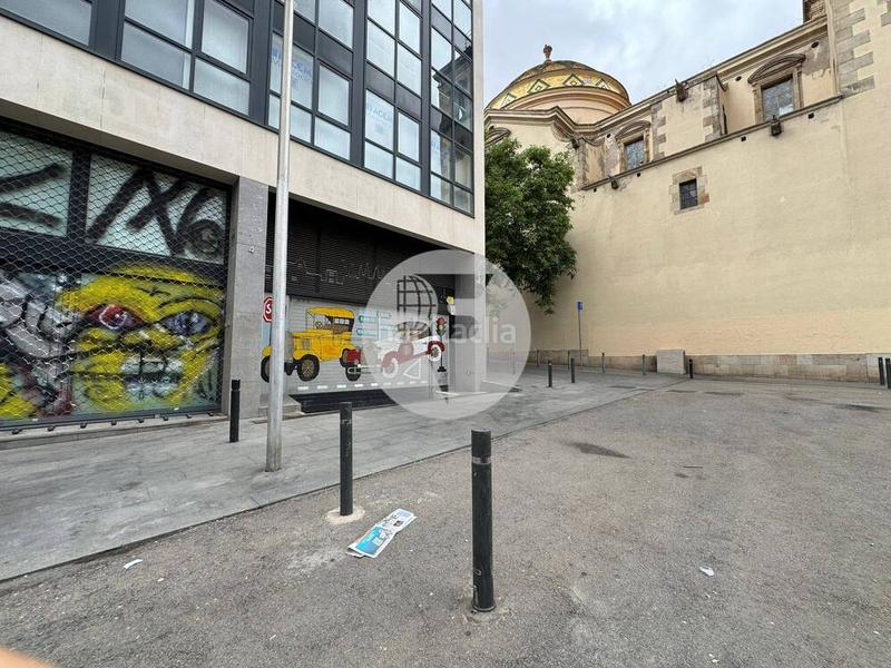 Foto 2a4a7f0d-6e75-4098-bb61-24d3d007e611. Parking voiture dans Raval Barcelona