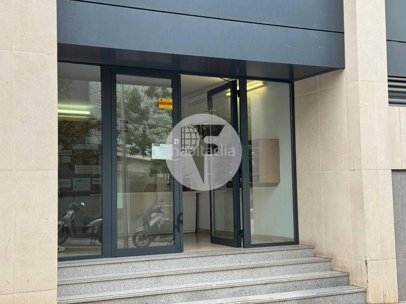 Foto 3ac45d00-050c-40d0-9d52-1eaf7b25a7df. Parking voiture dans Raval Barcelona