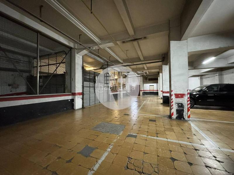 Foto 77f8c937-8f5f-471d-881e-1476aed2cfc1. Parking voiture dans Raval Barcelona