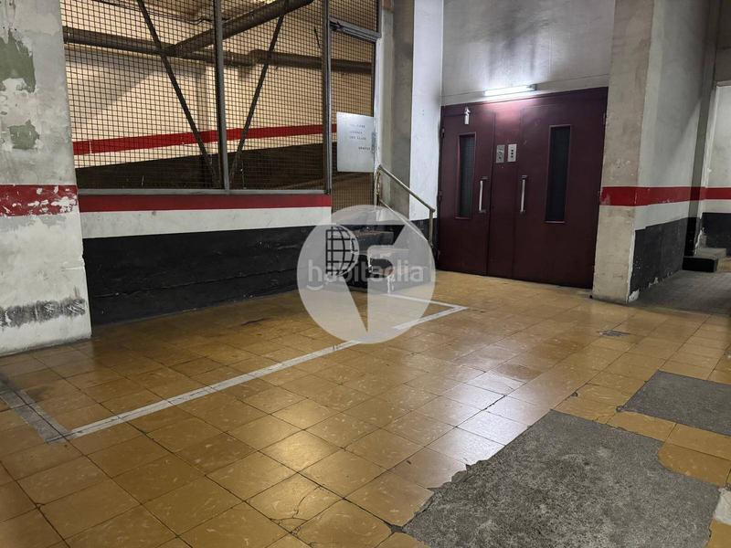 Foto 8ea200a1-fd2e-4cd0-bce5-cdb15a88e499. Parking voiture dans Raval Barcelona