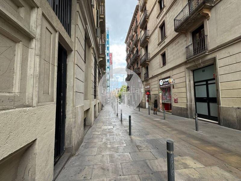 Foto e1dfa062-abd1-4dbf-92c0-06bbab8a15f9. Parking voiture dans Raval Barcelona