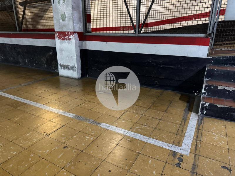 Foto f599e747-0258-4f62-856b-accf7f522324. Parking voiture dans Raval Barcelona