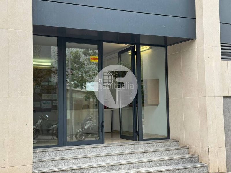 Foto b7d475e7-44f8-403a-896b-3d71457b7b85. Aparcament cotxe a Raval Barcelona