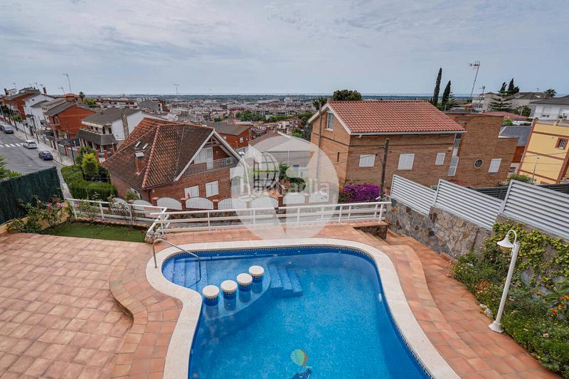 Foto 0fc6351e-7a96-4829-850b-28b542e2804b. Casa amb calefacció aparcament piscina a Torrent Ballester Viladecans