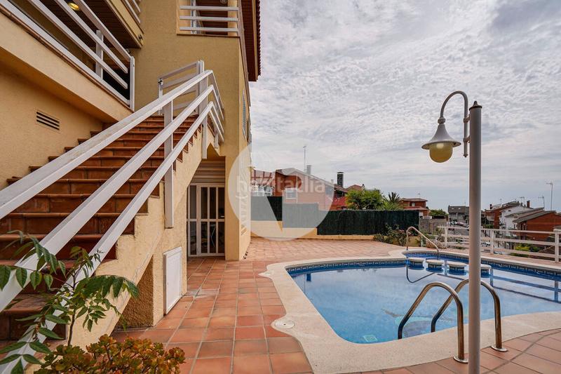 Foto 1fac7e8c-9e6b-4ce3-8499-e49d6a30638d. Casa amb calefacció aparcament piscina a Torrent Ballester Viladecans