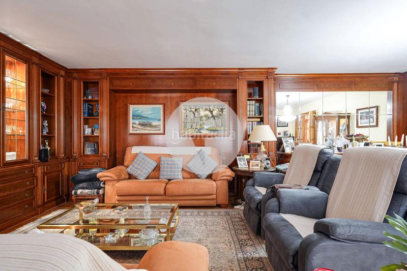 Foto 2e14043f-437f-4b82-abb8-62ec2d062877. Casa amb calefacció aparcament piscina a Torrent Ballester Viladecans