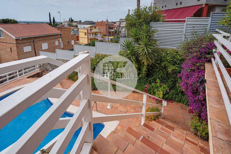 Foto 3f421cad-8ead-42eb-a18b-939d720b0f31. Casa amb calefacció aparcament piscina a Torrent Ballester Viladecans