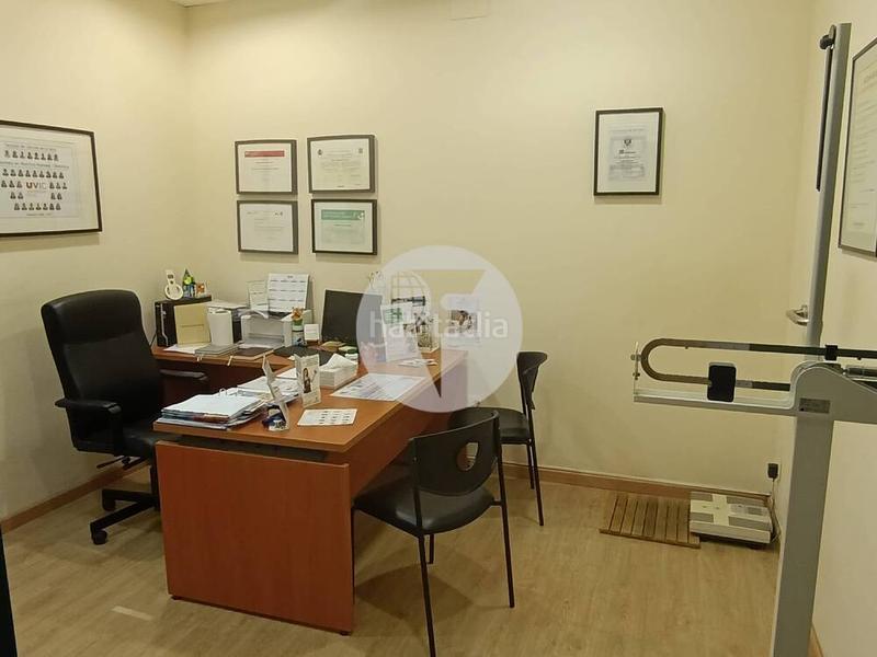 Foto 61b88c34-fc12-4ca4-b785-5c5aa6f3ce9c. Alquiler local comercial se ofrece en traspaso este excelente local comercial de 52 m situado en una de las zonas más comerciales y concurridas en Terrassa