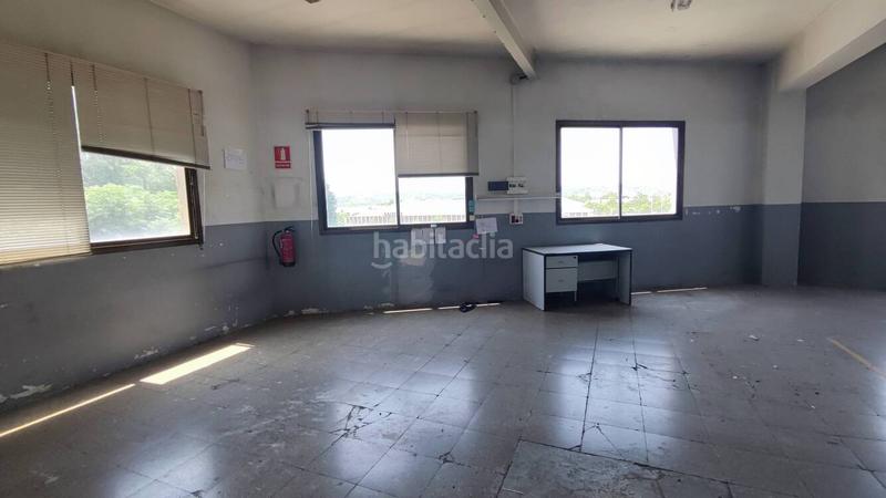 Foto 5c510782-cdad-4249-871d-d06bfc10d378. Alquiler nave industrial ubicada en el polígono industrial Gràciasud con fachada a tres calles y excelente visibilidad la planta baja cuenta co en Sabadell