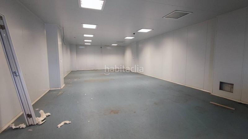 Foto d12c995b-cc25-4292-8bd7-4cfb91648693. Alquiler nave industrial ubicada en el polígono industrial Gràciasud con fachada a tres calles y excelente visibilidad la planta baja cuenta co en Sabadell