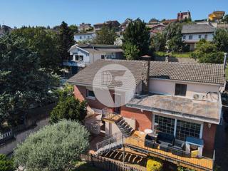 Casa en Caldes de Montbui. Exclusiva casa independiente con piscina y gran parcela en can v