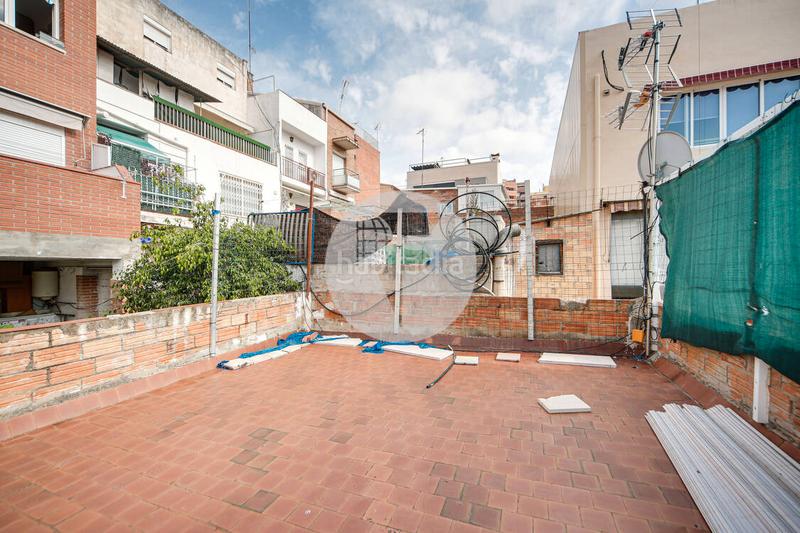 Foto d7fb48b2-f839-4ab4-95d8-94898e5fc515. Planta baja oportunidad única zona bòbiles diagonal colomeres! en Gavà