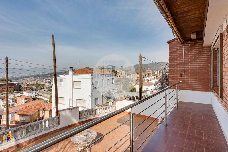 Foto b83d15cc-6081-4838-bcb3-ca171229c496. House with heating parking pool in La Miranda Esplugues de Llobregat