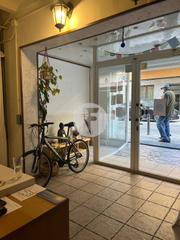 Local Comercial a Baix Guinardó. Se alquila local comercial en una ubicación privilegiada en el d