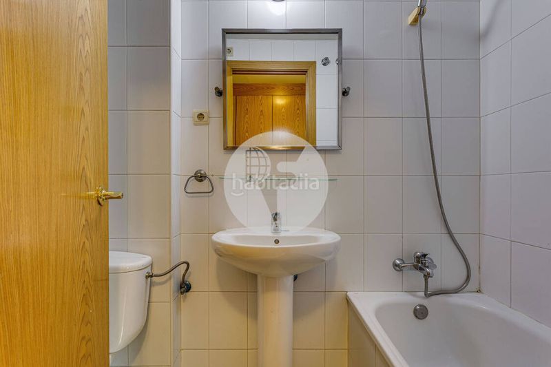 Foto c612459b-c3d9-4e96-a656-bae0c1645b41. Pis amb calefacció aparcament piscina a La Marina del Port Barcelona