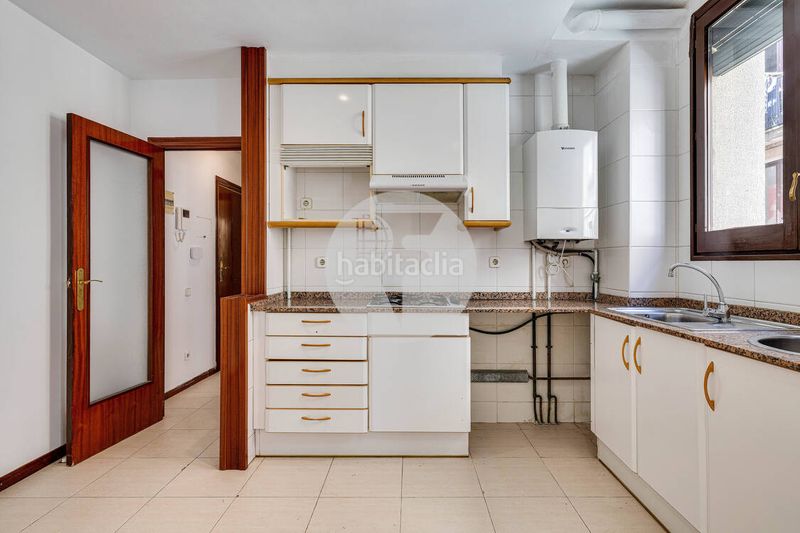 Foto b905193c-bf09-439f-949e-d8f611991a22. Piso  en venta en calle aurora, en Raval Barcelona