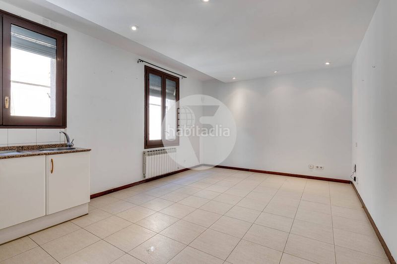 Foto d34c3200-cb40-43b9-9775-a50295385a0e. Piso  en venta en calle aurora, en Raval Barcelona