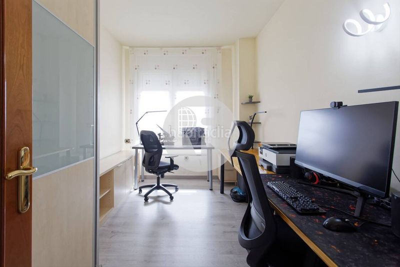 Foto 953da81a-e2ef-4a21-b92a-dd3dd15eebb5. Pis amb calefacció aparcament a Sants Barcelona