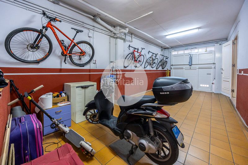 Foto 100f4c7d-6aee-4393-82fb-fd975c439cbf. Casa aparellada amb calefacció aparcament a Centre Sabadell