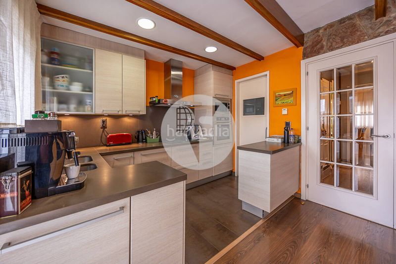 Foto 605b82d9-d1b4-49a3-ba11-541287a5c888. Casa aparellada amb calefacció aparcament a Centre Sabadell