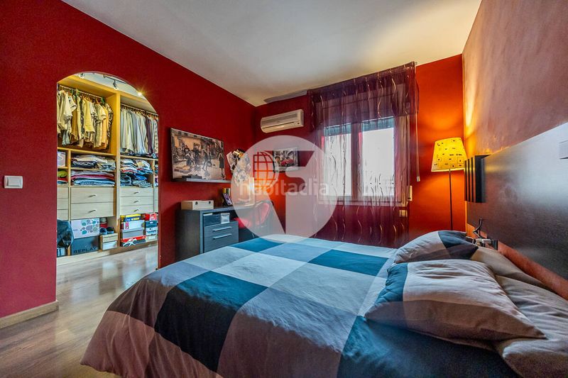 Foto a6496a6e-3c68-4e52-872e-2cc340cbb18c. Casa aparellada amb calefacció aparcament a Centre Sabadell