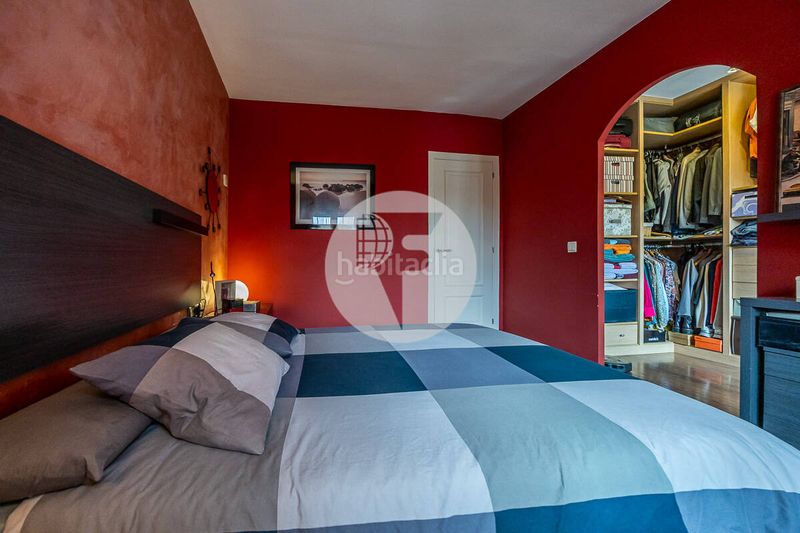 Foto bae70086-8333-4c24-9792-296d78bf6b9f. Casa aparellada amb calefacció aparcament a Centre Sabadell
