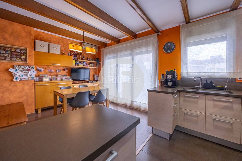 Foto c838c7eb-51ba-4a7f-a6d2-b292a920f169. Casa aparellada amb calefacció aparcament a Centre Sabadell