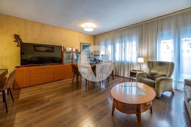 Foto e3b64b36-e195-4922-8d28-0e294ca7a6f2. Casa aparellada amb calefacció aparcament a Centre Sabadell