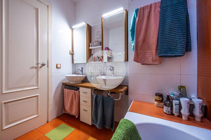 Foto f9e99c80-e52e-4292-b452-6d7729a62e95. Casa aparellada amb calefacció aparcament a Centre Sabadell