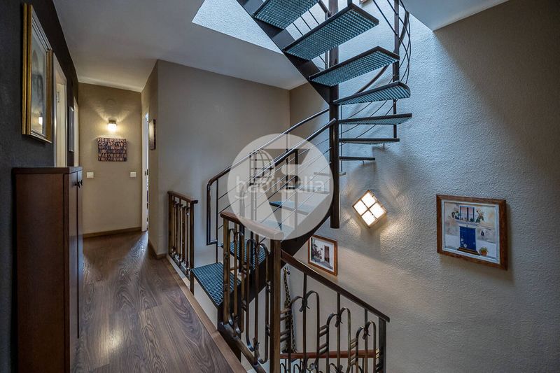 Foto feaa5d9a-0d2a-47c4-b655-96e6623408a4. Casa aparellada amb calefacció aparcament a Centre Sabadell
