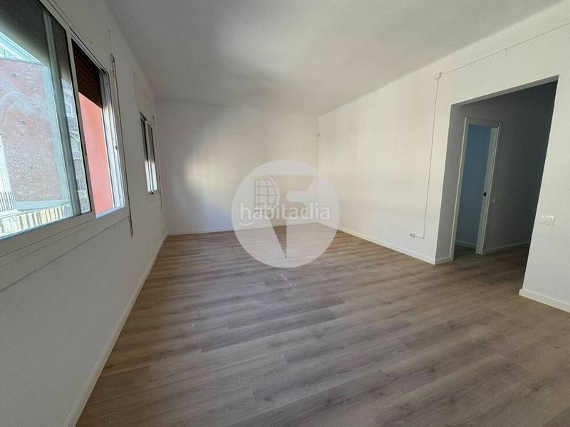 Foto decd82c6-723e-4029-ad51-4bc0debed12a. Pis a Sants Barcelona