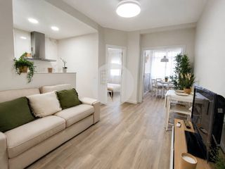 Flat in La Marina del Port. Un piso reformado, pr�ctico y con esa sensaci�n de entrar y verl