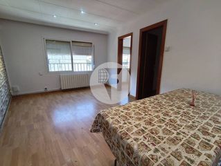 Pis a Estació del Nord. Piso muy luminoso de 3 habitaciones junto a la estación molletsa