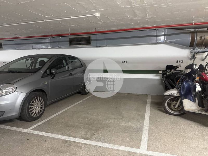 Foto bd58e2ca-8492-48eb-9623-2965d93829cb. Aparcament cotxe a Barri de les Corts Barcelona
