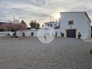 Masia a Sant Mart� Sarroca. Singular finca rural conocida como cal cata, situada en sant mar