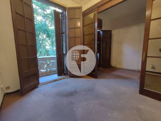 Flat in L´Antiga Esquerra de l´Eixample. Principal con terraza para reformar en el eixample