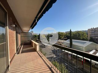 Pis a Centre. Amplia vivienda de 4 dormitorios con balcón en pleno centro de g