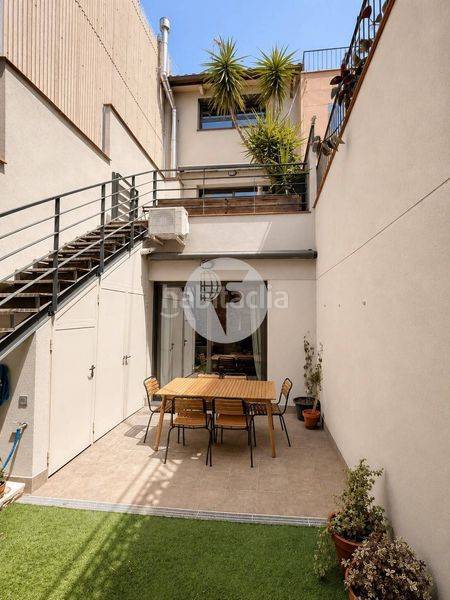 Foto a349b750-be58-48ac-b838-0c987b824923. Casa aparellada a Ca n'Aurell Terrassa