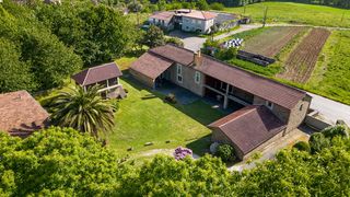 Country house in Touro. Conjunto rural restaurado con hórreo en touro