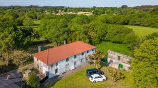 Mas à Curtis. Conjunto rural con casa, palleira y terreno en curtis
