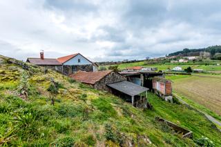 Masia a Irixoa. Casa de piedra con alpendres en irixoa