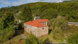 Masia a Aranga. Casa hidalga del siglo xv junto al río en aranga