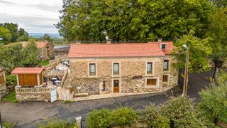 Country house in Agolada. Casa con bar en funcionamiento en a golada